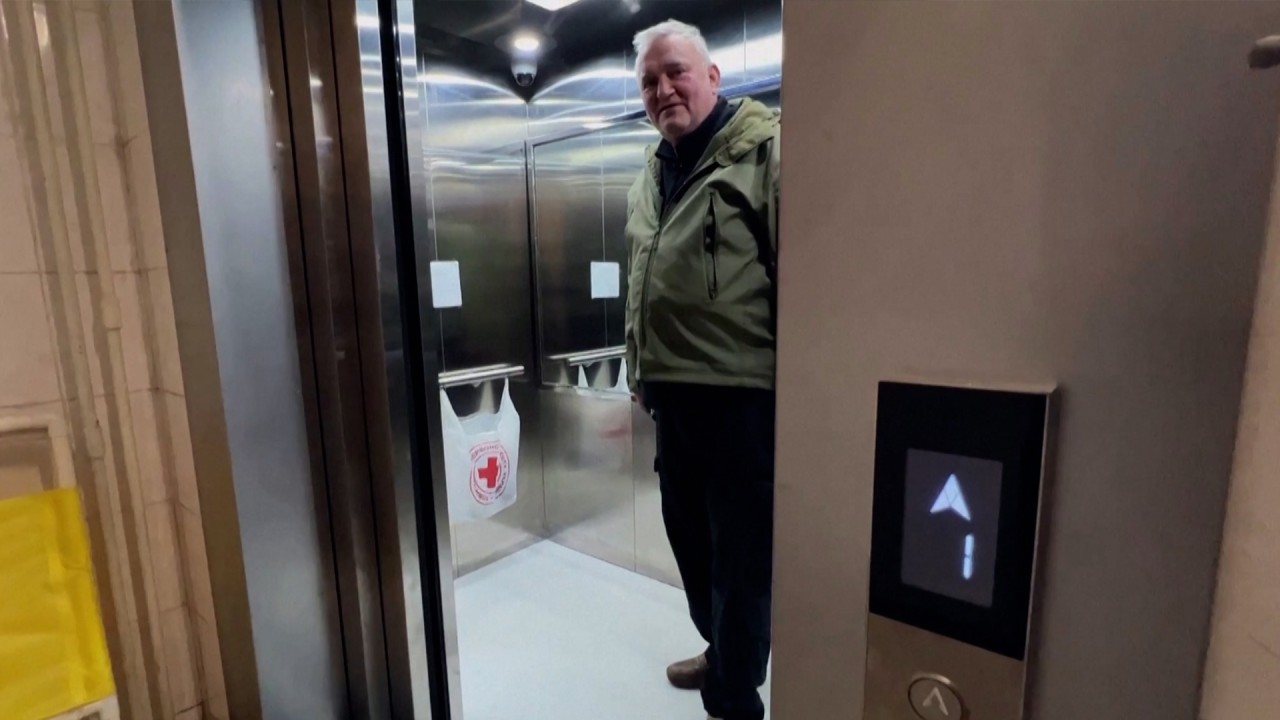 Kyiv resident builds elevator ‘survival kits’ amid rolling blackouts